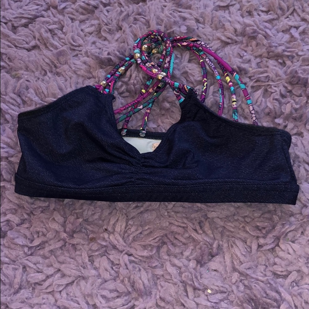 Cali kisses sports bra